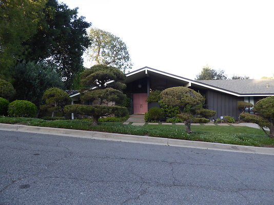 Encino House Cast Additional Scouting Bathroom Encino House Cast Additional Scouting Bathroom